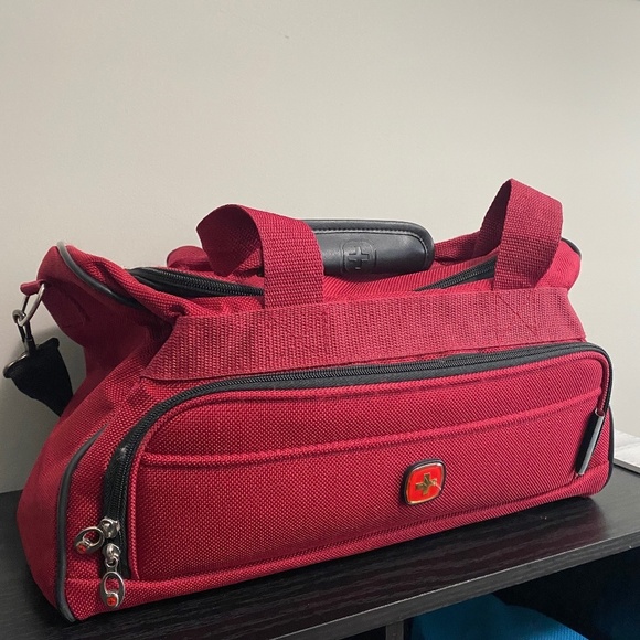 SwissGear Handbags - SwissGear Duffle / Overnight Bag with Shoulder Strap - Red